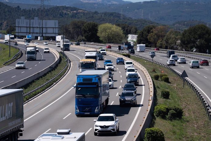 Tráfico durante la operación salida de Semana Santa, en la AP-7, a 17 de abril de 2025, en Sant Cugat, Barcelona, Catalunya (España). El Servei Català de Trànsit prevé que durante esta operación salida salgan del área metropolitana de Barcelona 560.000 ve