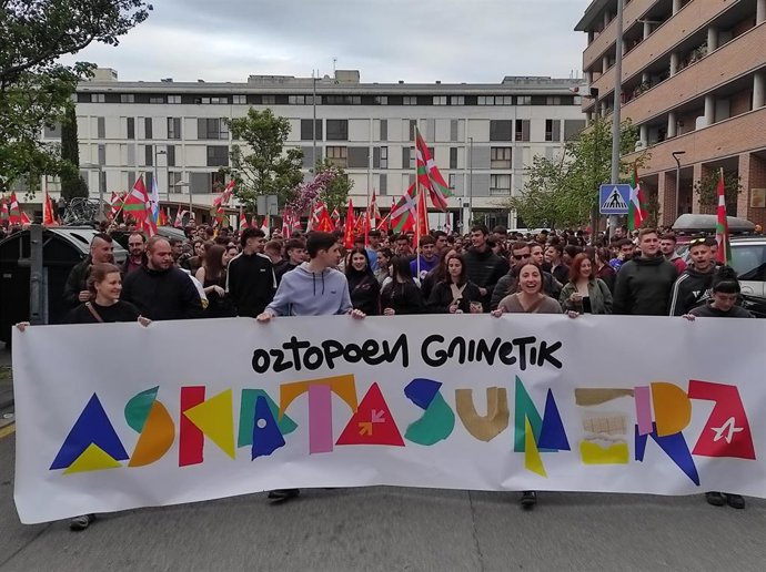 Manifestación de Ernai en Berriozar con el lema 'Oztopen gainetik, askatasunera' (Por encima de los obstáculos, hacia la libertad).