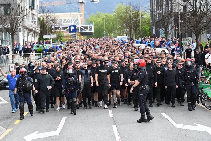 Aficionados del Glasgow Rangers en Bilbao escoltados por la Ertzaintza