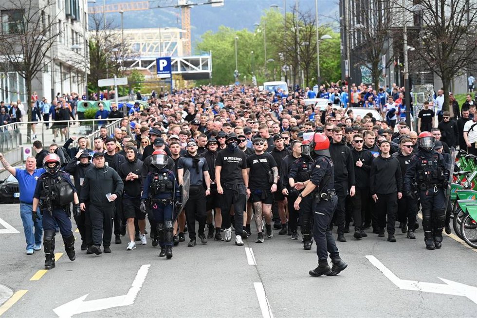 Aficionados del Glasgow Rangers en Bilbao escoltados por la Ertzaintza