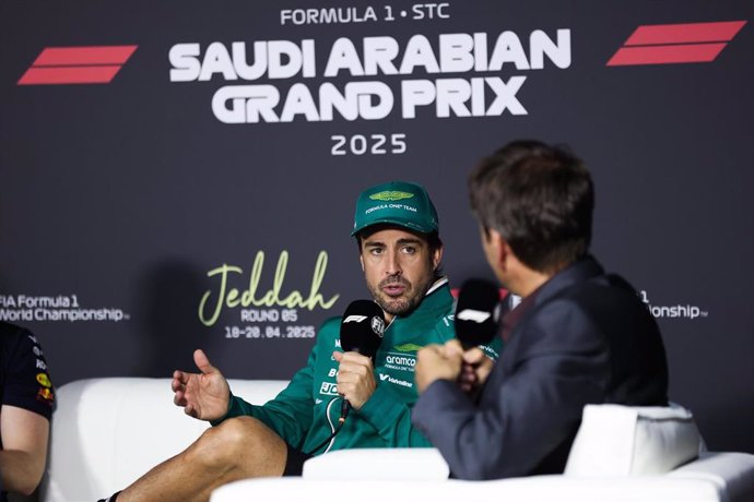 Fernando Alonso durante la rueda de prensa del GP de Arabia Saudí 2025