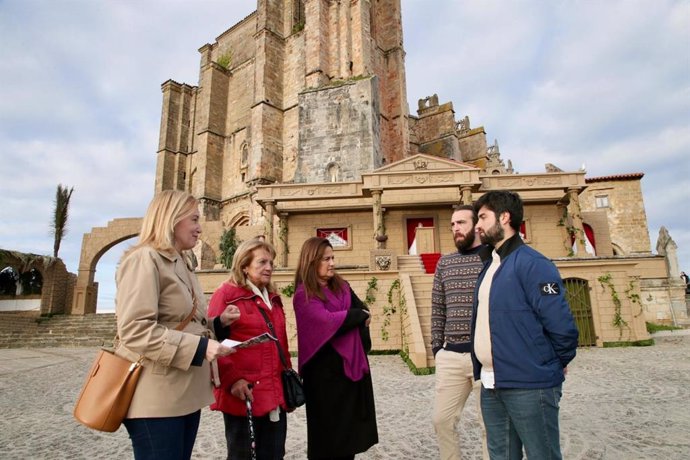La consejera Begoña Gómez del Río asiste a los actos previos de la Pasión Viviente en Castro Urdiales