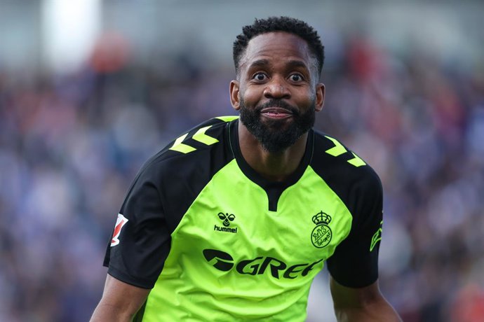 Archivo - Cedric Bakambu, do Real Betis, comemora um gol durante a partida de futebol do campeonato espanhol, LaLiga EA Sports, disputada entre CD Leganes e Real Betis Balompie no estádio Butarque em 16 de março de 2025, em Leganes, Espanha.