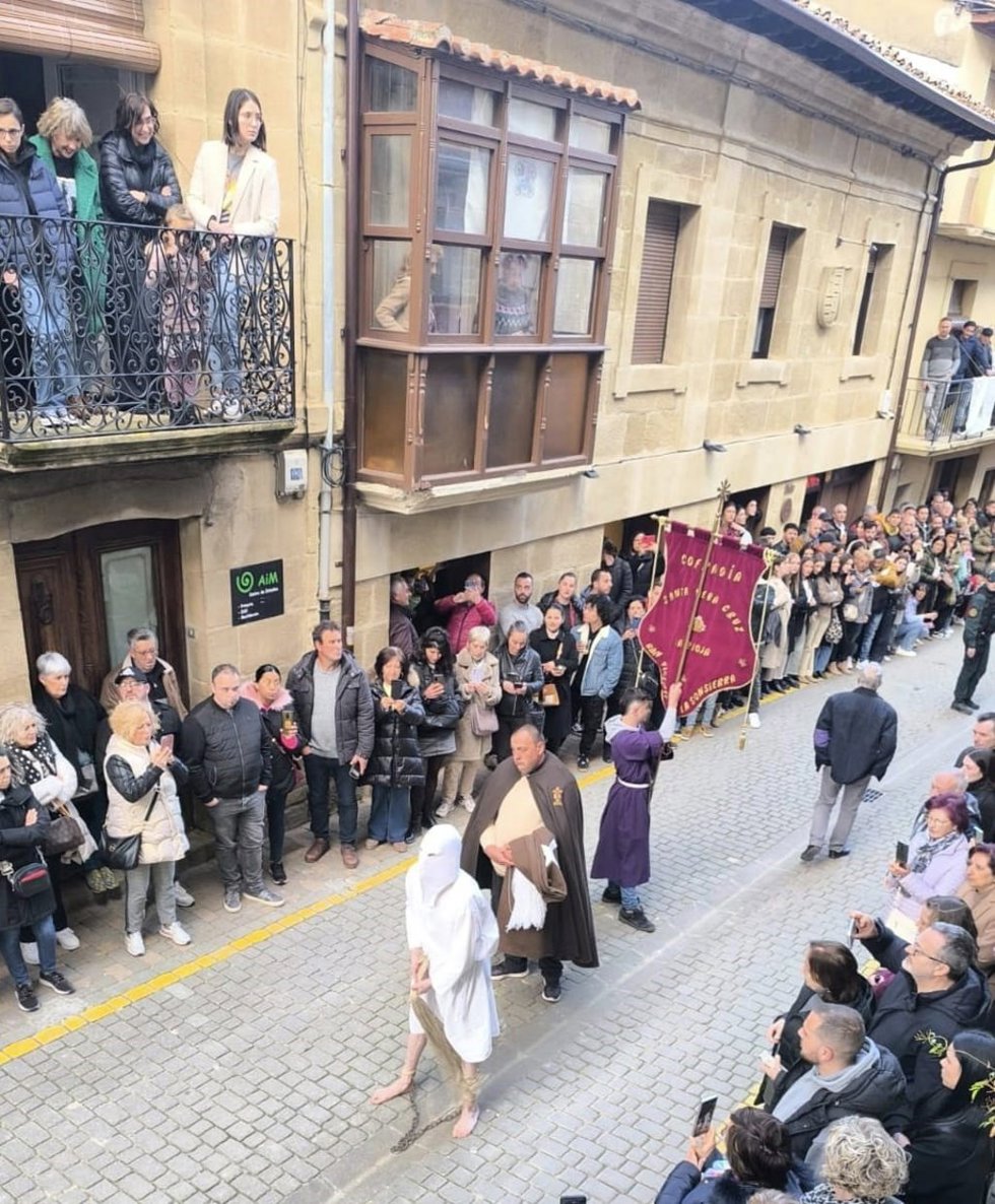 Un 'picao' se flagela en la procesión de la Santa Cena en San Vicente de la Sonsierra en 2025