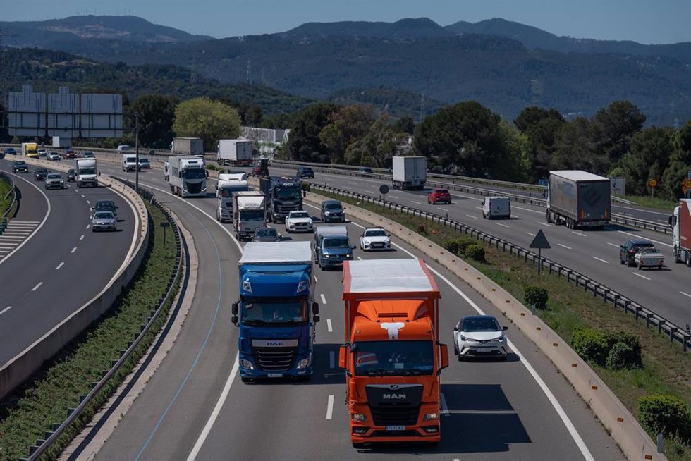 Tráfico durante la operación salida de Semana Santa, en la AP-7, a 17 de abril de 2025, en Sant Cugat, Barcelona, Catalunya (España). El Servei Catal de Trnsit prevé que durante esta operación salida salgan del área metropolitana de Barcelona 560.000 