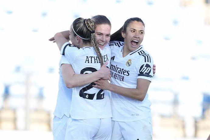 Athenea del Castillo celebra un gol del Real Madrid junto a Signe Bruun y Antonia
