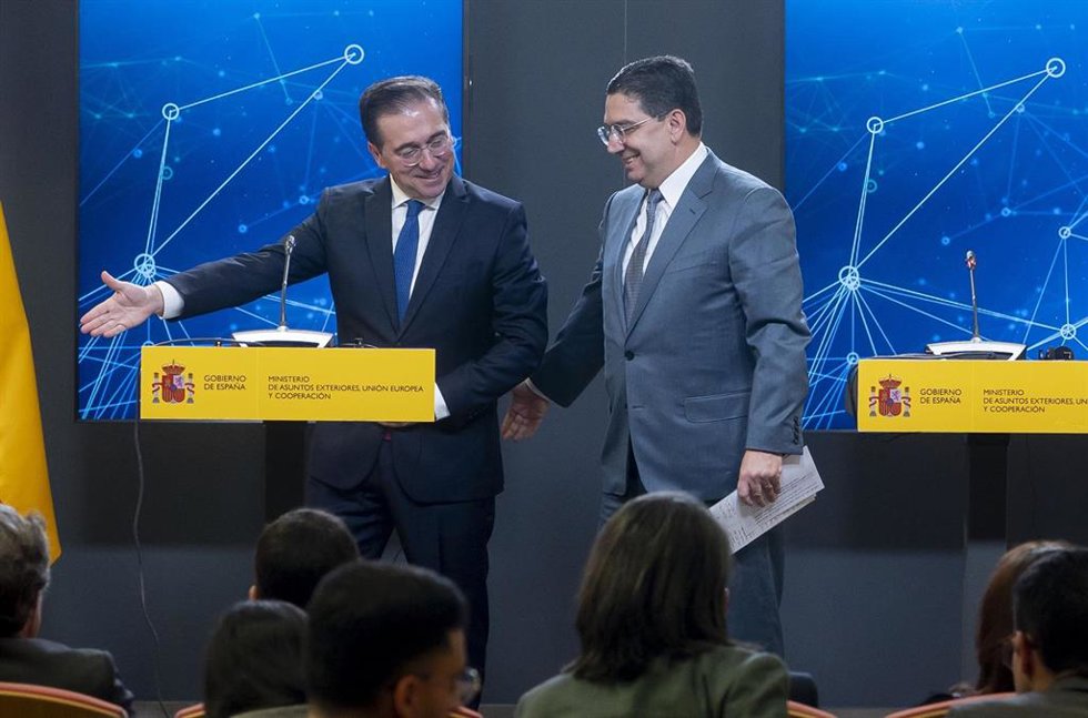 El ministro de Asuntos Exteriores, Unión Europea y Cooperación, José Manuel Albares (i) y el ministro de Relaciones Exteriores, Cooperación africana y marroquíes en el extranjero, Nasser Bourita