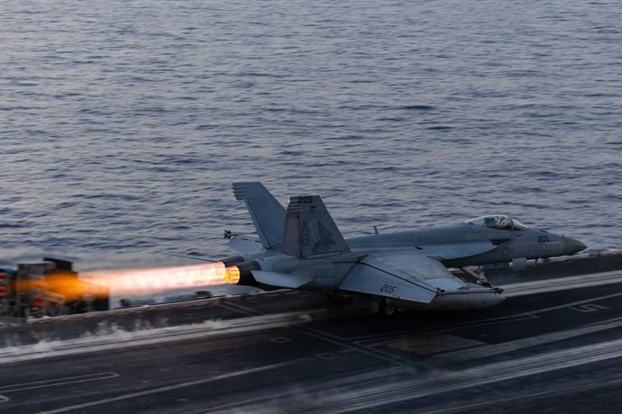 Archivo - Arquivo - 16 de março de 2025, Uss Harry S. Truman, Mar Vermelho, águas internacionais: Um avião de caça F/A-18E Super Hornet da Marinha dos EUA, acoplado aos Sunliners do Strike Fighter Squadron 81, sai do convés de voo do porta-aviões USS Harr