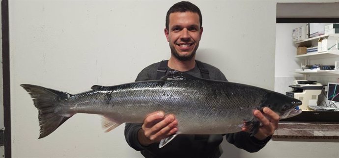 Javier Bueno, pescador del 'campanu' de Asturias en 2025