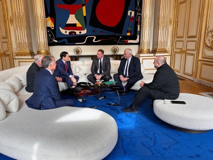 Reunião na capital francesa, Paris, entre as delegações dos EUA e da Ucrânia.