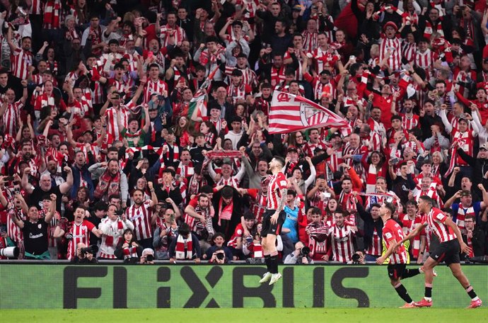 17 de abril de 2025, Espanha, Bilbao: Oihan Sancet, do Athletic Bilbao, comemora o primeiro gol de sua equipe durante a partida de futebol das quartas de final da Liga Europa da UEFA entre Athletic Bilbao e Rangers FC no Estádio de San Mames. Foto: Adam D