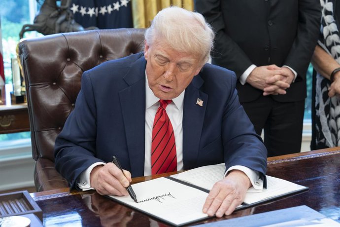 17 de abril de 2025, Washington, Distrito de Columbia, EUA: O presidente dos Estados Unidos, Donald J. Trump, reúne-se com pescadores e mulheres da Samoa Americana enquanto assina uma proclamação que expande os direitos de pesca nas ilhas do Pacífico no S