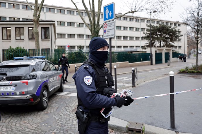 Imagen de archivo de un policía de Francia en una calle de París.