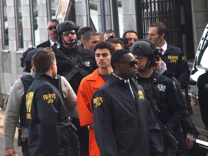 Archivo - Luigi Mangione es escoltado hasta el Tribunal Federal de Manhattan (archivo)