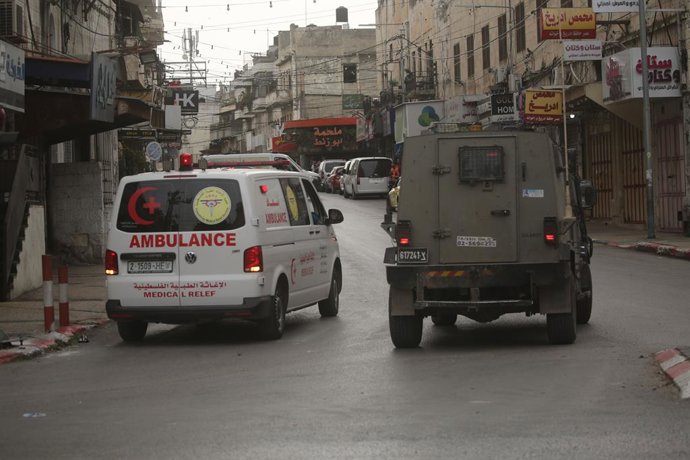 8 de abril de 2025, Nablus, Cisjordânia, Território Palestino: Veículos blindados do exército israelense se movem ao longo de uma estrada durante uma operação militar em Nablus, na Cisjordânia ocupada, em 8 de abril de 2025
