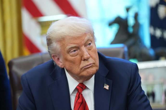 17 de abril de 2025, Washington, Distrito de Columbia, EUA: O presidente dos Estados Unidos, Donald J. Trump, reúne-se com pescadores e mulheres da Samoa Americana enquanto assina uma proclamação que expande os direitos de pesca nas ilhas do Pacífico no S
