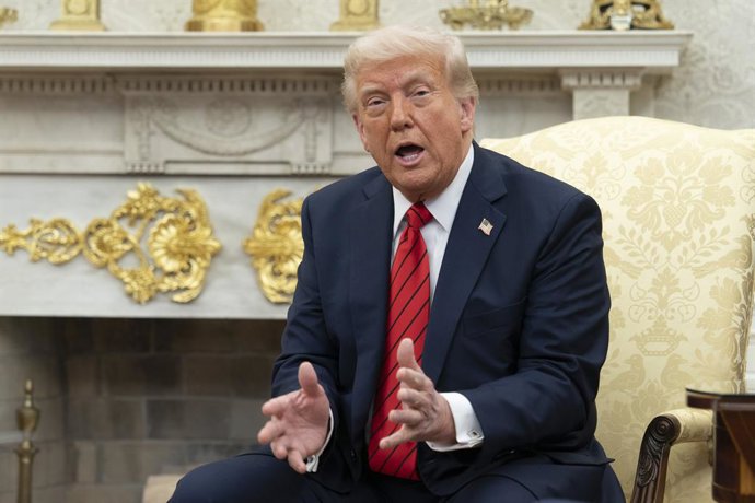 17 de abril de 2025, Washington, Distrito de Columbia, EUA: O presidente dos Estados Unidos, Donald J. Trump, faz comentários à imprensa enquanto se encontra com a primeira-ministra Giorgia Meloni da República Italiana no Salão Oval da Casa Branca em Wash