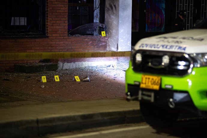 Archivo - Arquivo - 20 de novembro de 2024, Bogotá, Cundinamarca, Colômbia: A polícia do esquadrão criminalista e antibombas da Colômbia revisa a detonação de uma bomba perto do Instituto Penitenciário da Colômbia (INPEC) em 20 de novembro de 2024 em Bogo