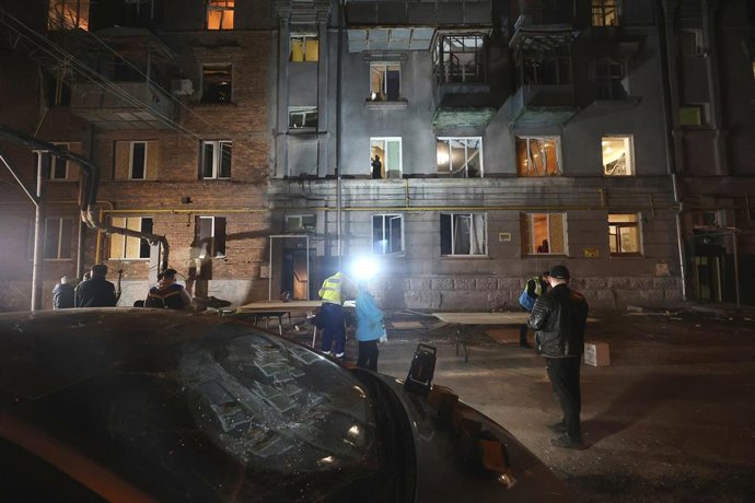 Imagen de archivo de voluntarios y equipos de emergencias de Ucrania tras un ataque de Rusia en Járkov