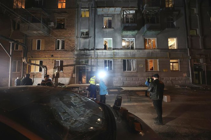 4 de abril de 2025, Kharkiv, Ucrânia: Voluntários cortam placas de madeira para cobrir as janelas de um prédio residencial que foram quebradas por um ataque de drones russos, em Kharkiv, Ucrânia, em 4 de abril de 2025