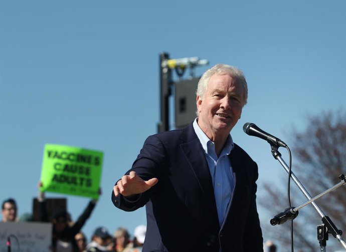 Archivo - Arquivo - 7 de março de 2025, Washington DC, Virgínia, EUA: O senador Chris Van Hollen, D-MD, discursa durante a manifestação "Stand Up for Science" (Defenda a ciência) do lado de fora do Lincoln Memorial, no National Mall, em Washington DC, em 