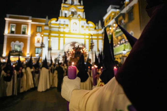 Imágenes de la salida procesional de la Hermandad de la Macarena. A 18 de abril de 2025 en Sevilla, Andalucía (España). La Reina Sofía ha visitado Sevilla para presenciar la Madrugá, una de las noches más emblemáticas de la Semana Santa.