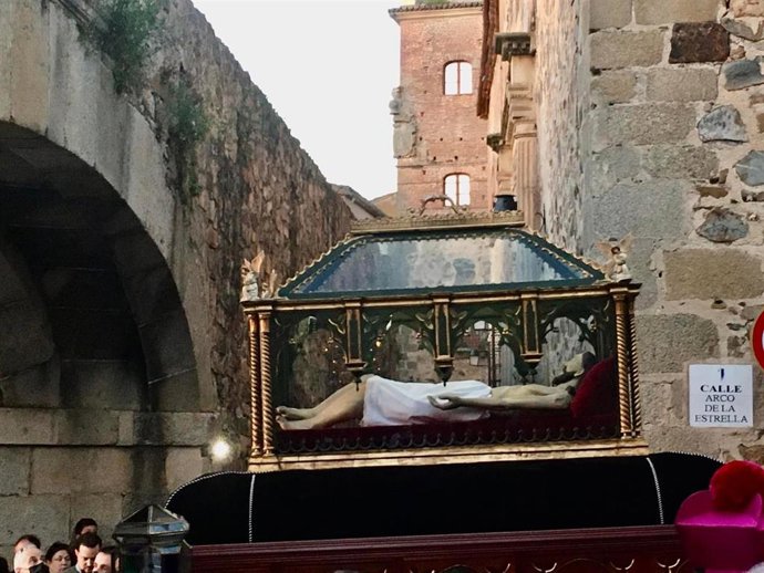 Archivo - El Santo Entierro Magno, con once pasos, procesiona este Viernes Santo en Cáceres