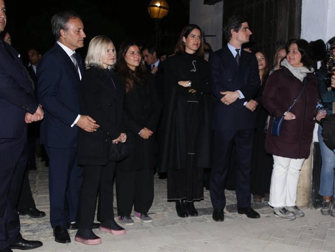 Tradicional encuentro de la familia Alba con la Hermandad de los Gitanos, durante la Madrugá sevillana.