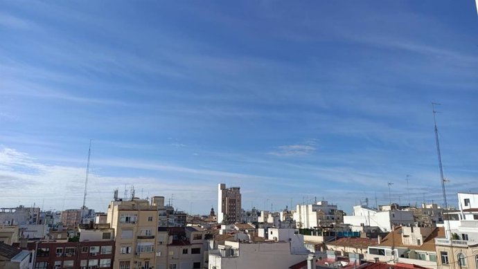 Cielo poco nuboso y ascenso de las máximas en el interior de Valencia durante este Viernes Santo en la Comunitat. Imagen de este Viernes Santo en la ciudad de València.