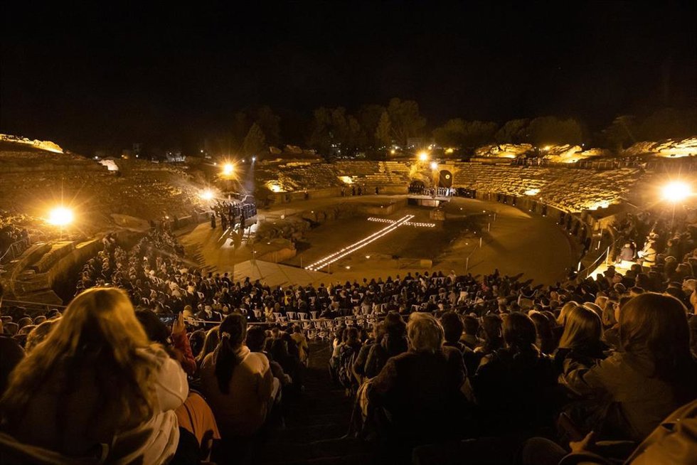 Archivo - Imagen de archivo del Vía Crucis en el Anfiteatro Romano de Mérida