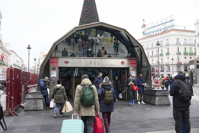 Archivo - Arquivo - Entrada da estação Sol de Cercanías, em 4 de janeiro de 2025, em Madri (Espanha). A estação Sol da rede de metrô e Cercanías de Madri está fechada hoje, como ontem, 3 de janeiro, das 17h40 às 21h, dias em que se espera que esteja fecha