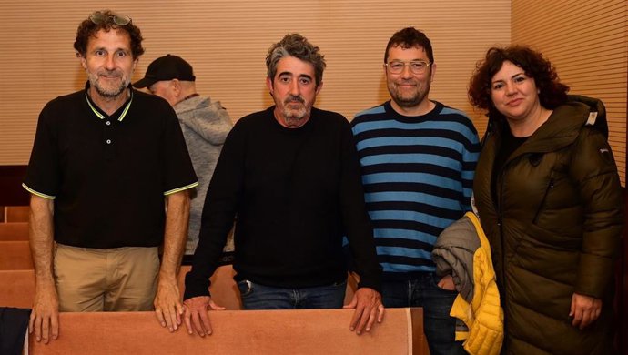 El coordinador de Chunta Aragonesista en Ejea de los Caballeros, Armando Sancho, acompañado de miembros de CHA-Ejea