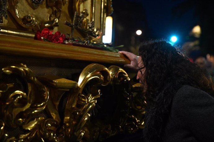 La alcaldesa de Almería, María del Mar Vázquez, realizando la levantá de Nuestro Padre Jesús Nazareno de la Hermandad del Encuentro.
