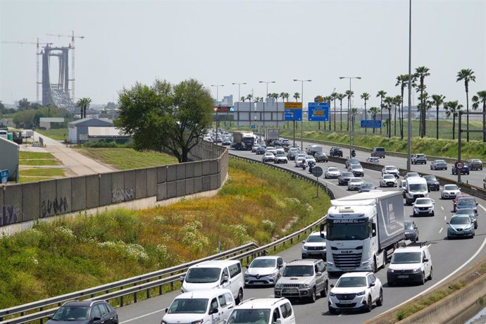 Vehículos circulan en la salida de Sevilla hacia la costa. A 11 de abril de 2025 en Sevilla, Andalucía (España). La operación salida de Semana Santa 2025 ha comenzado este viernes con un notable incremento del tráfico en las principales vías andaluzas.