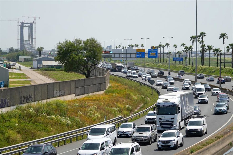 Vehículos circulan en la salida de Sevilla hacia la costa. A 11 de abril de 2025 en Sevilla, Andalucía (España). La operación salida de Semana Santa 2025 ha comenzado este viernes con un notable incremento del tráfico en las principales vías andaluzas.
