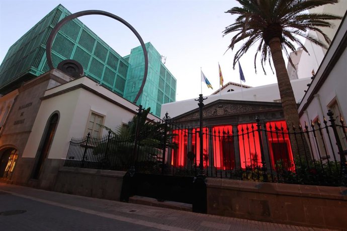 El Parlamento de Canarias ilumina su fachada de rojo por el Día Mundial de la Hemofilia