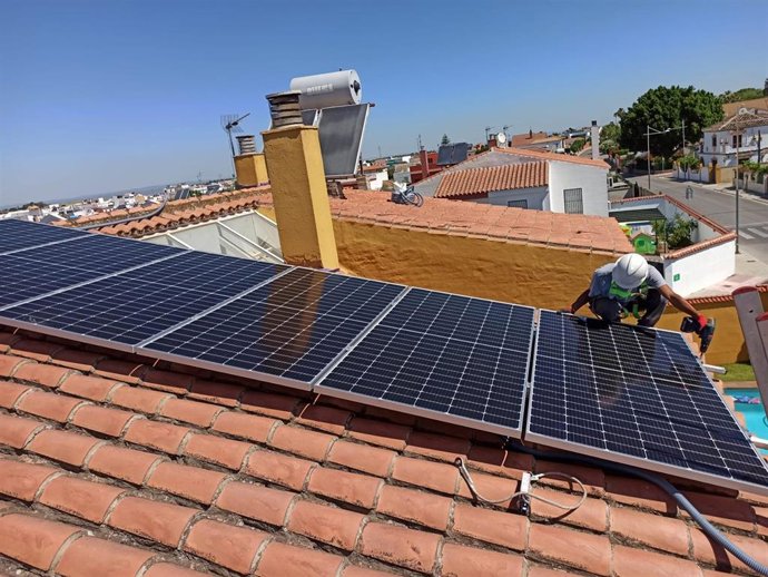 El autoconsumo alcanza ya 1.560 MW, el 11%  de la potencia renovable instalada en Andalucía