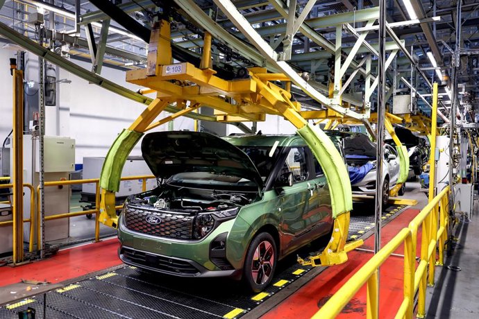 Archivo - Planta de fabricación de coches.