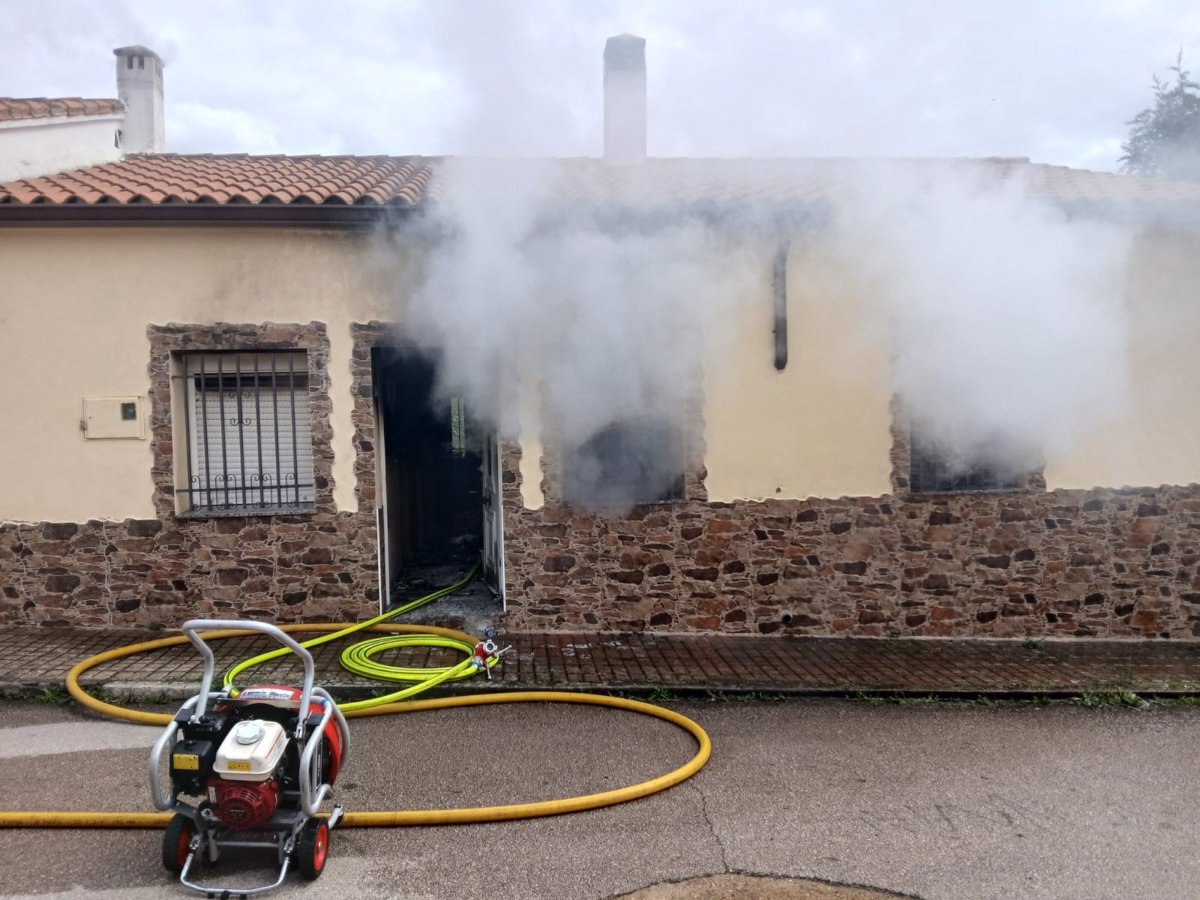 Bomberos de Trujillo sofocan un incendio registrado en una vivienda en Madroñera que se salda sin daños personales