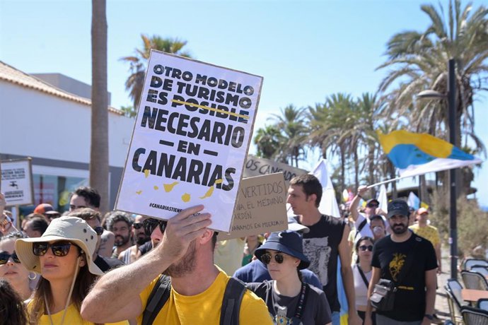 Archivo - Varias personas durante una manifestación contra el modelo turístico y de desarrollo de las Canarias, a 20 de octubre de 2024, en Arona, Tenerife, Canarias (España). Las manifestaciones, que tienen lugar por todo el archipiélago, están convocada