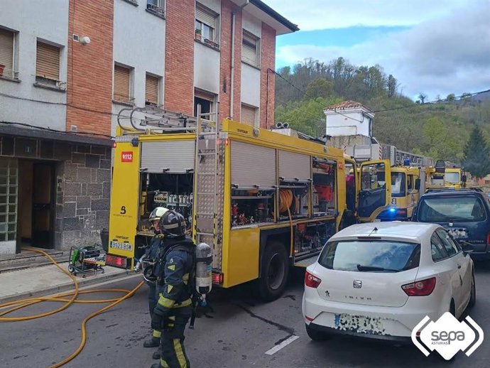 Bomberos apagando un incendio en Riosa