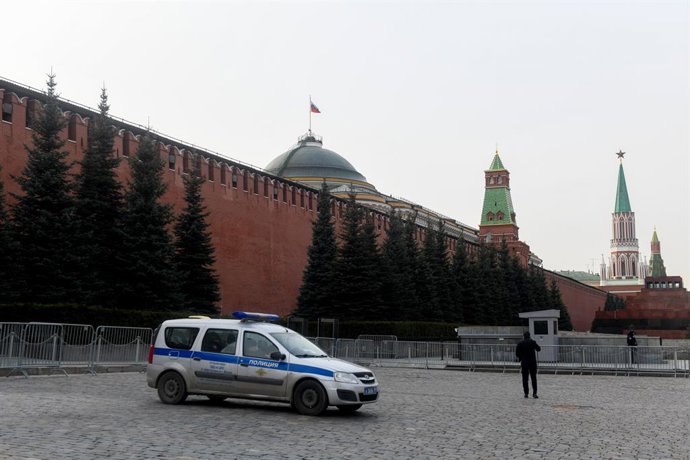 Archivo - Arquivo - 10 de março de 2025, Moscou, Rússia: Um carro de polícia é visto estacionado na Praça Vermelha contra o fundo do Kremlin.
