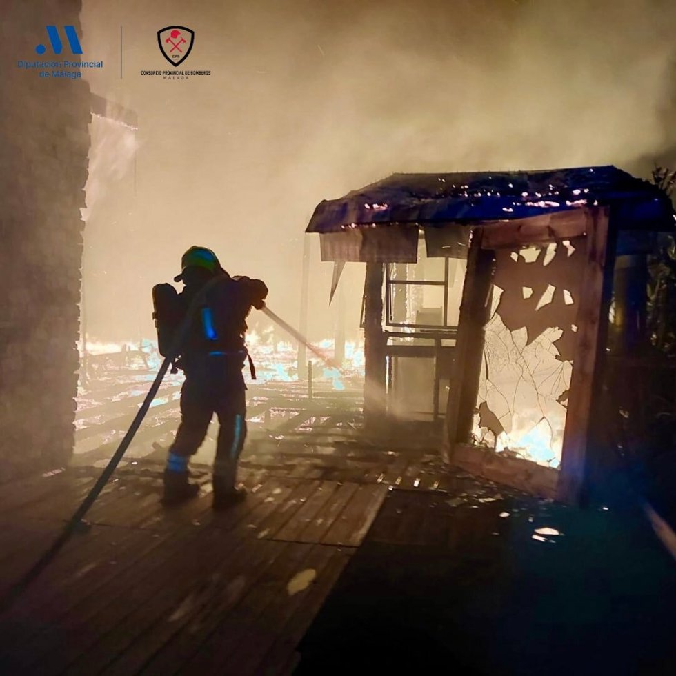 Imagen del incendio del chiringuito de El Silencio