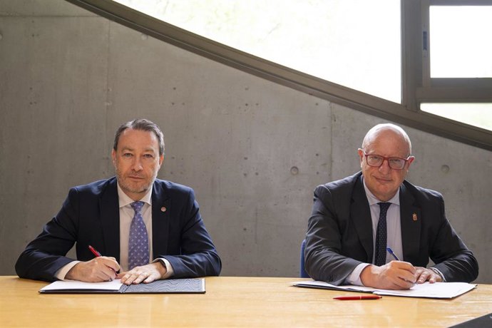 El rector de la UPNA, Ramón Gonzalo y el consejero de Educación, Carlos Gimeno, en la firma del convenio.
