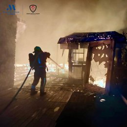 Imagem do incêndio no bar da praia em El Silencio