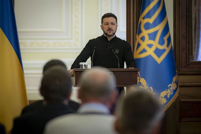 16 de abril de 2025, Kiev, Oblast de Kiev, Ucrânia: O presidente ucraniano Volodymyr Zelenskyy faz comentários antes de entregar prêmios estatais aos trabalhadores das indústrias de defesa no Hall of Heroes no Palácio Mariinsky, em 16 de abril de 2025, em