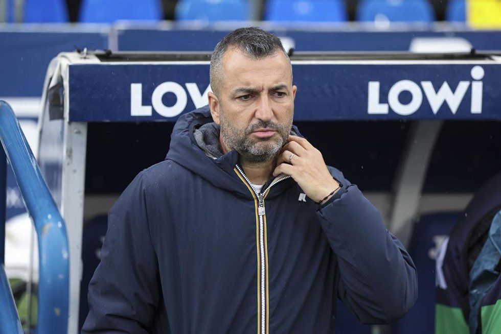 El entrenador de la UD Las Palmas, Diego Martínez, ante el Getafe en el partido de LaLiga EA Sports 2024-2025 disputado en el Coliseum. 
