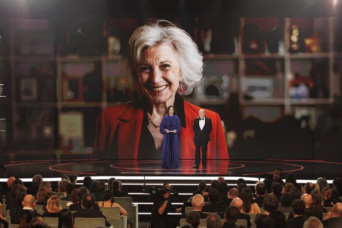 Archivo - El presidente de la Academia del Cine, Fernando Méndez-Leite (d) y María Isasi (i), hija de la actriz, durante el homenaje a Marisa Paredes  