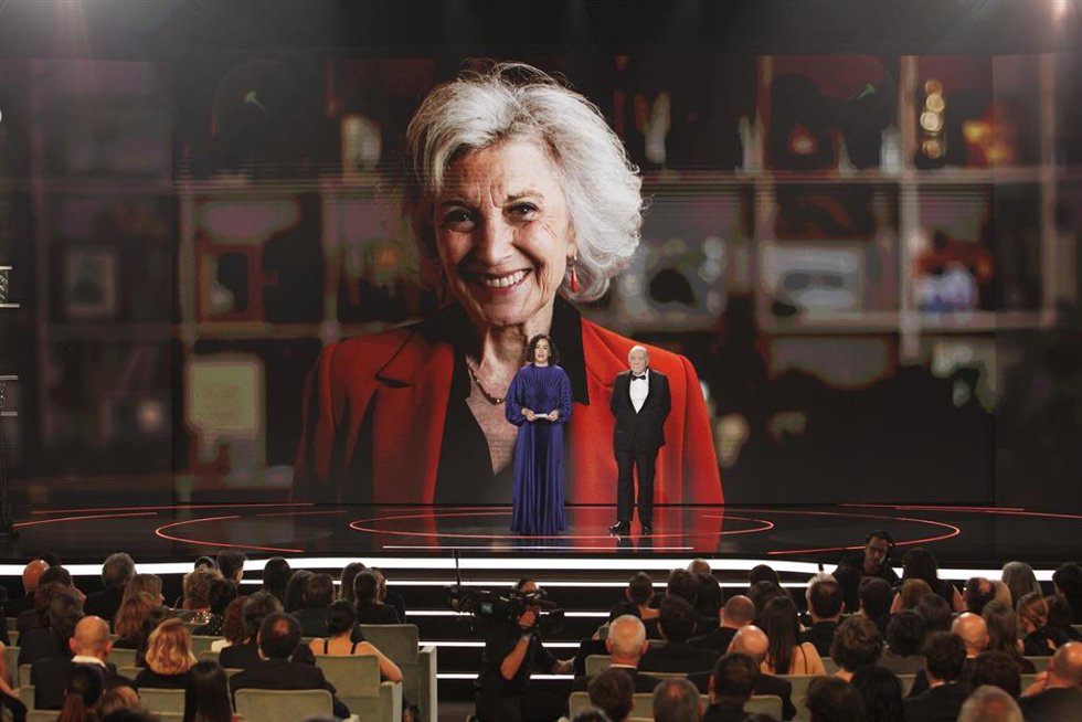 Archivo - El presidente de la Academia del Cine, Fernando Méndez-Leite (d) y María Isasi (i), hija de la actriz, durante el homenaje a Marisa Paredes  