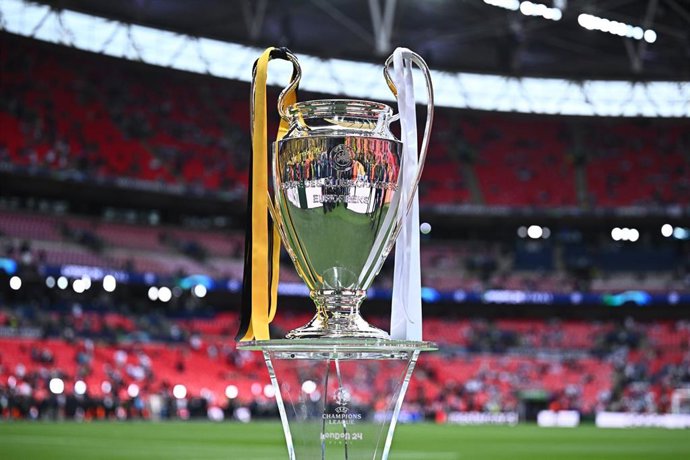 Archivo - El trofeo de la Champions League en la final de 2024 celebrado en el Estadio de Wembley de Londres, entre Borussia Dortmund y Real Madrid.  